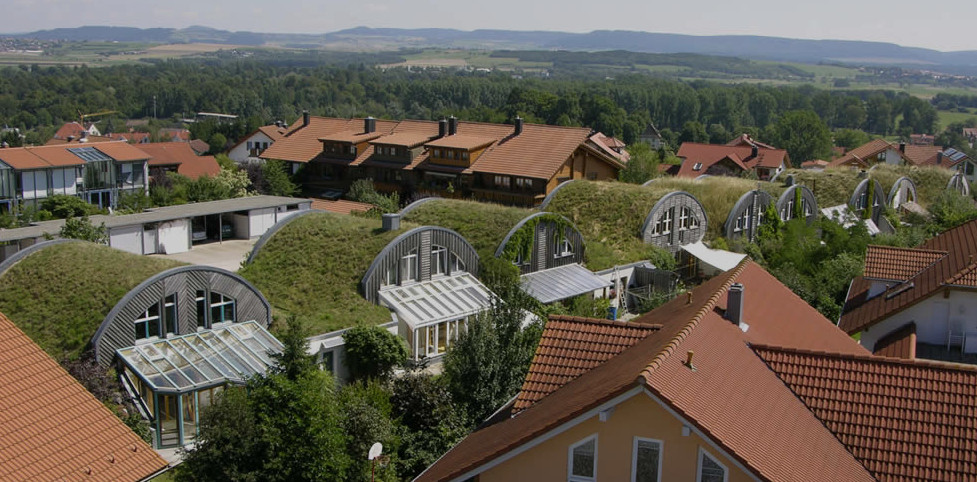 © Archy Nova: SolArc-Erdhügelhaus Siedlung Donaueschingen
